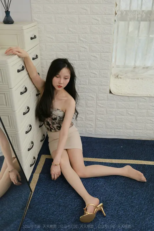 [IESS异思趣向] 2021.08.28 丝享家903:文欣《浅色包臀裙》 - IESS